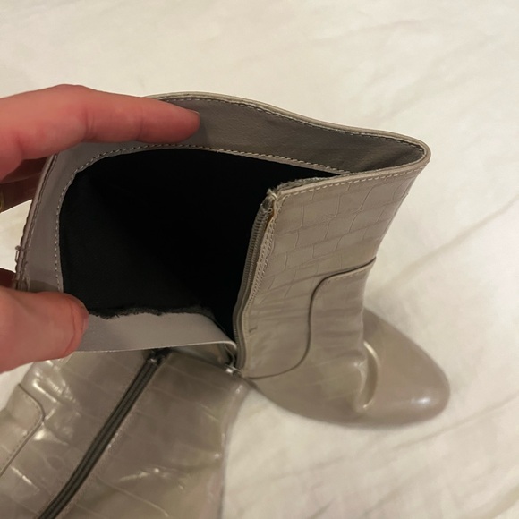 Grey Crocodile-Embossed heeled Ankle Boots size 9! Like new - Picture 4 of 8